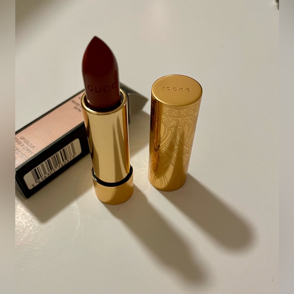Gucci 
Long Lasting Satin Lipstick 💄 Colour 223 Isabel Rosewood - pink